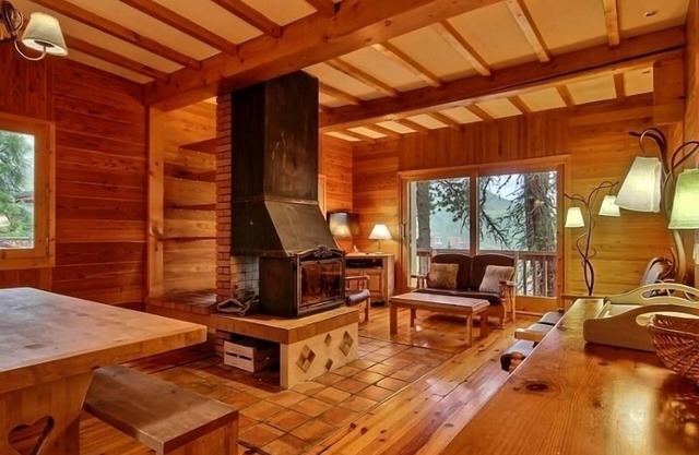 Renovated chalet for 10 with hot tub, fireplace and WiFi at the foot of the slopes