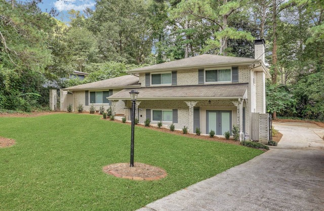Renovated, Comtemporary Safe Quiet Minute to I-285, Close to Atlanta