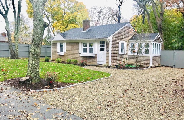Renovated cottage 1 mile to beach in Chatham!
