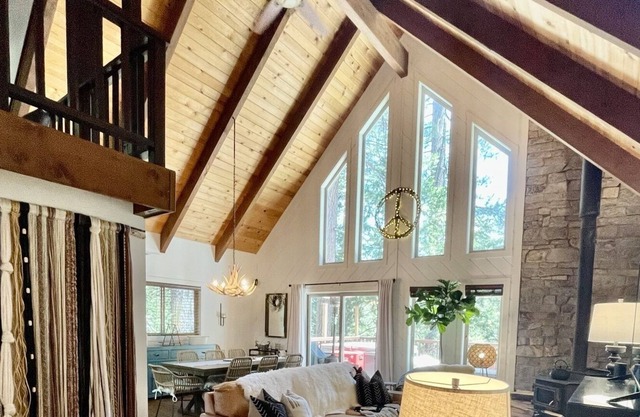 Renovated, cozy Chalet in Blue Lake Springs with SPA!