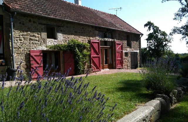 Renovated Farmhouse with Modern Amenities, Sleeps 6, Pet-Friendly, Near Commentry