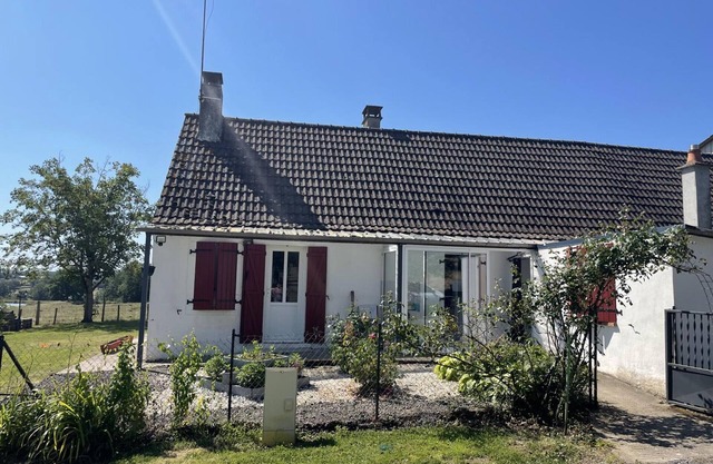 Renovated Farmhouse with Private Pond, Garden, and Garage - Ideal for Fishing and Nature Lovers
