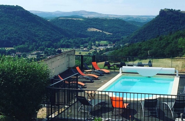 RENOVATED FARMHOUSE 26 PERS HEATED POOL