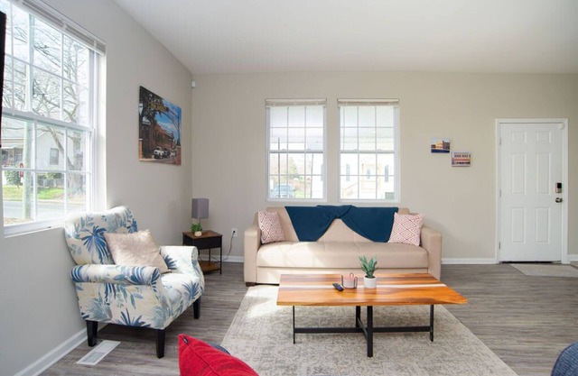 Renovated Fuse Entertainment District DT 4 BR/3BA