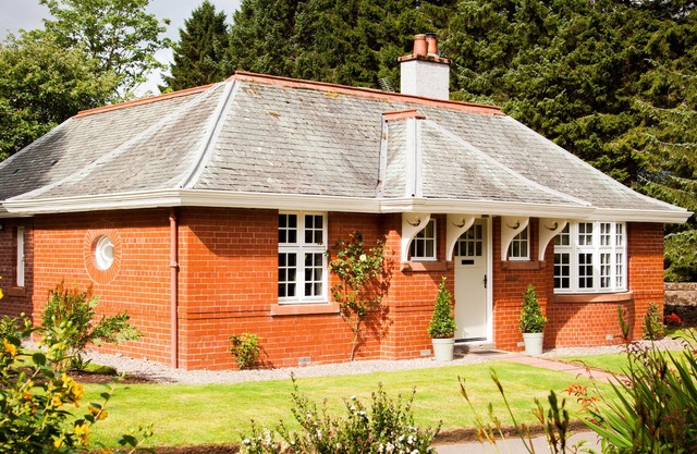 Renovated gatekeepers cottage situated in peaceful, private gardens