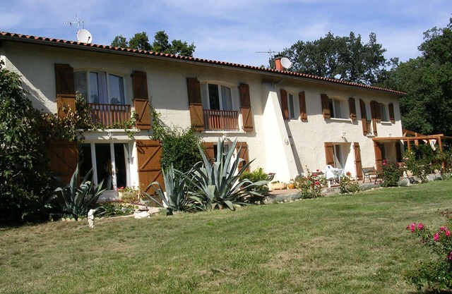 Renovated hilltop farmhouse property 17 hectares, gorgeous views close to Bonnac