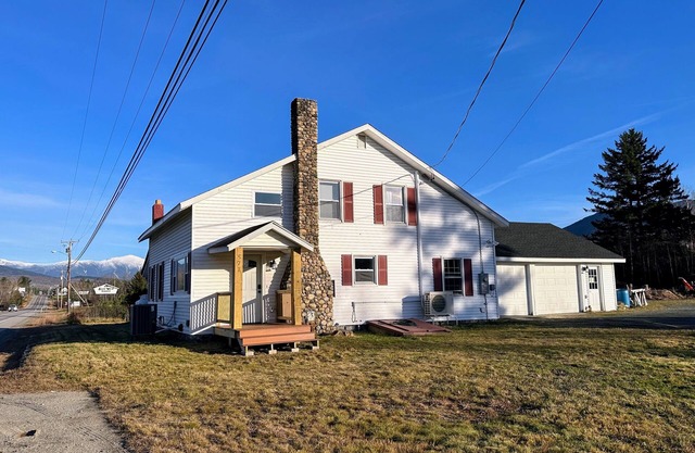 Renovated home on snowmobile trail, firepit, mountain views,10 min from Bretton Woods, dog friendly!