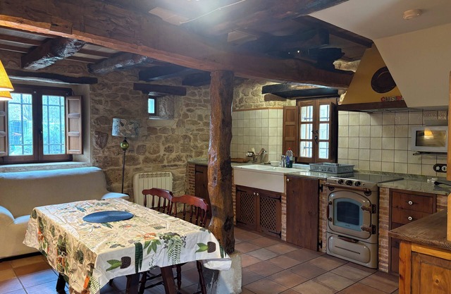 Renovated house with 2 bedrooms, 1 bathroom and living-dining room in stone and wood is very cozy.