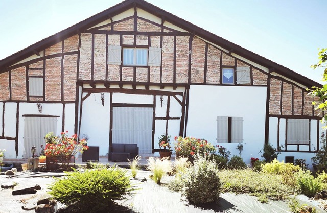 Renovated Landes farmhouse overlooking the Pyrenees, near Dax & the ocean