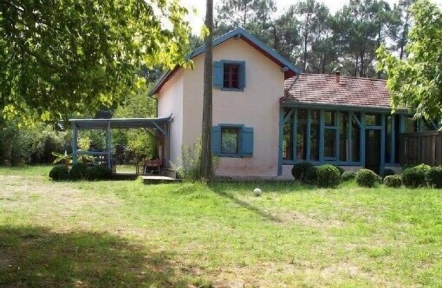 Renovated Landes house in wooded grounds.
