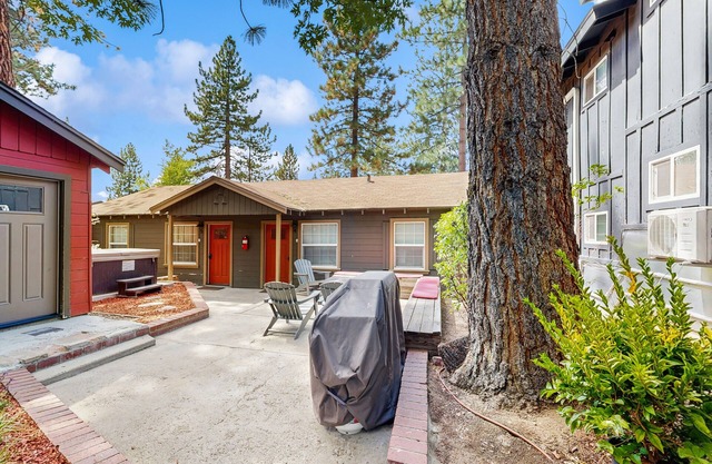 Renovated Modern Retreat with Hot Tub | Walk to Lakeside Beach & Gondola