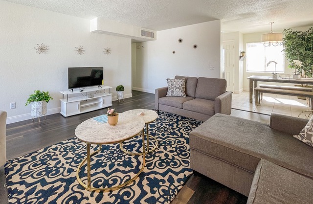 Renovated! Modern! 2BR 2BA King Bed Walk to DT