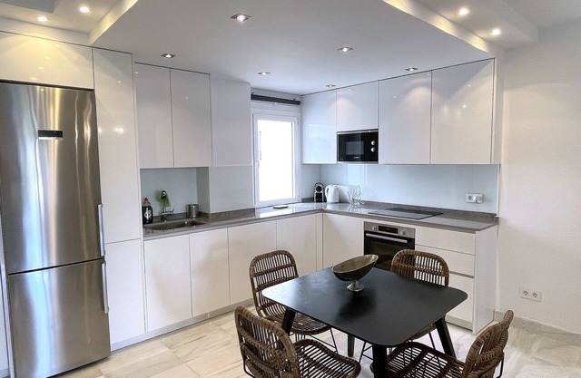 RENOVATED NEW 2 BDRMS Apartment, Free Parking