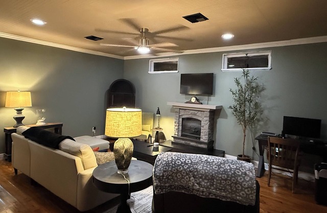 Renovated & Newly Refined~ w/Front porch & w/Back deck charm~ Scott/Lafayette