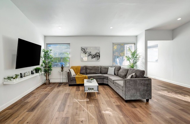 Renovated Pet-Friendly House W/Beautiful Backyard & Jacuzzi, Near W.H. Hospital
