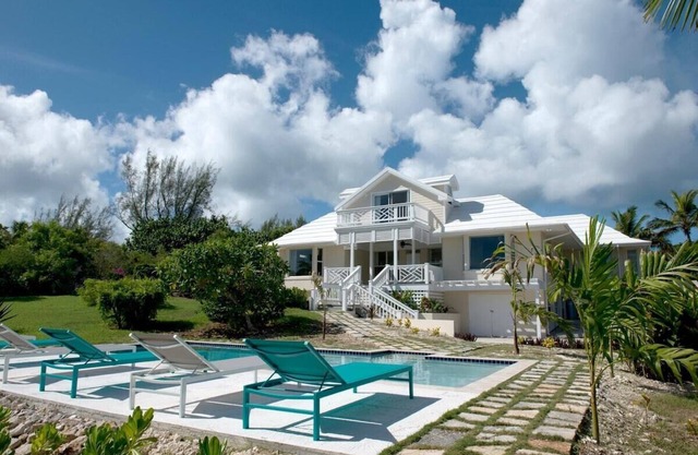 Renovated Private Beach Villa w/Pool, Ocean Views, Walk to French Leave Beach