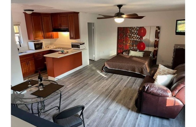 Renovated Private Studio/Suite w/Kitchenette Bathroom (Abv Grg)
