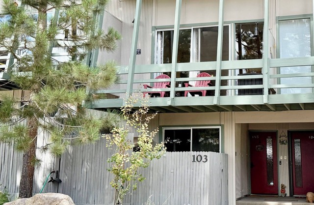 Renovated & spacious 2 bed/2 bath Condo with Mountain Views - near Eagle Lodge