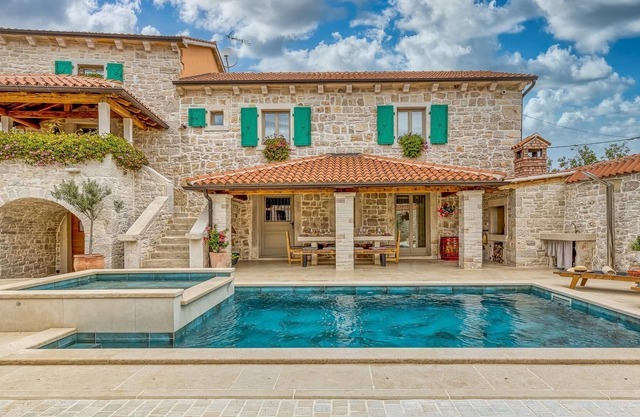 Renovated stone villa in Istrian style with private pool and whirlpool for 12 people
