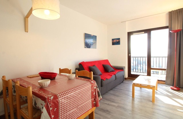 Renovated Studio for 4, South-Facing Balcony, Close to Slopes & Shops