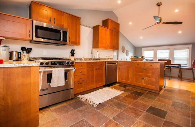 Renovated Top Floor 1 Bedroom Condo in Savin Hill