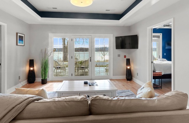 Renovated Unit with lake access and pier. 2 bedrooms, den, kitchen, hottub.