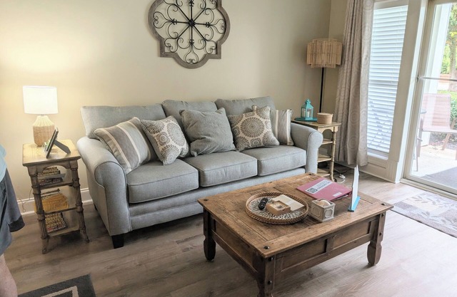 Rent 2 days or Rent 1 to 8 mos rental Oct. 1st-May 1st.1900/month. 1st Flr.