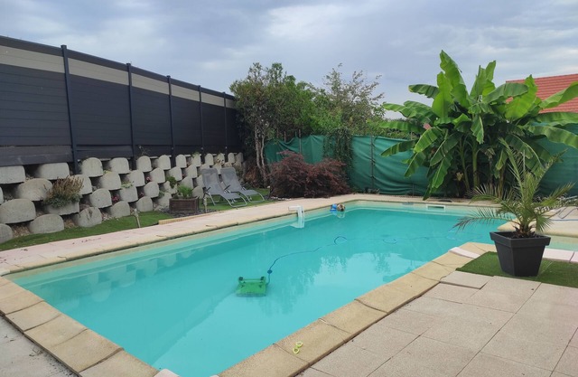 Rent fully equipped gite 20 square meters with terrace and shared pool access