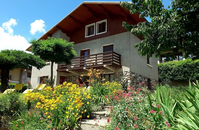 Rental Guillestre ground floor chalet 4 pers, beautiful south-facing view.