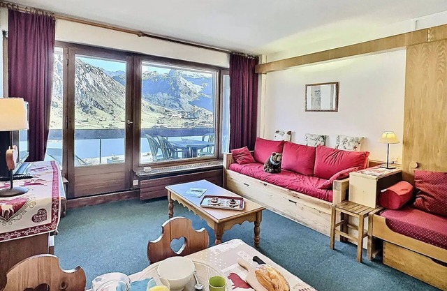 Residence Le Bec Rouge - Studio 4 people in Tignes ski to the feet and close to shops in the Lake area. Stunning views of the lake.