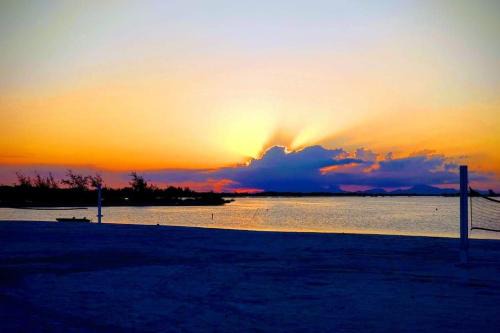 Resort em Arraial do Cabo, Momentos inesquecíveis em um apartamento de luxo com 2 quartos, 2 BANHEIROS e 2 vagas de carro entre a praia e a lagoa