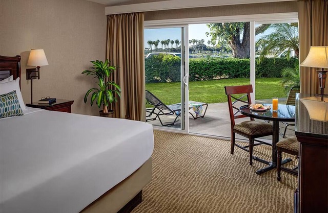 Resort King, Bahia Resort Hotel, Heated Pool, Private Beach, Near SeaWorld