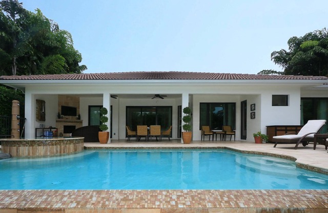 Resort Lifestyle - Walk to 5th Avenue