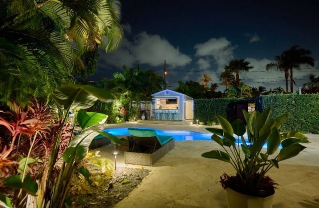 RESORT LIKE HOME IN HOLLYWOOD BEACH W/HTD. POOL & HOT TUB & TROPICAL GRDN!