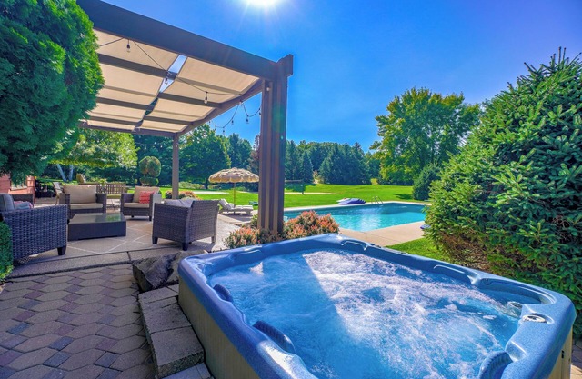 Resort; pool, hot tub, golf carts and trails