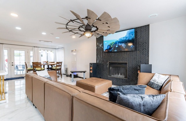 Resort setting in Chandler Home with Free Heated Pool/Spa/Game Room/Mini Golf