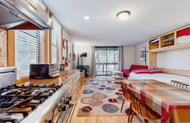 Resort studio with balcony, pool & hot tub access & free ski shuttle