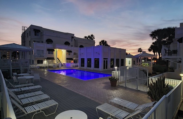Resort Style 2BD/2B Townhome with Ocean Views and Pool!