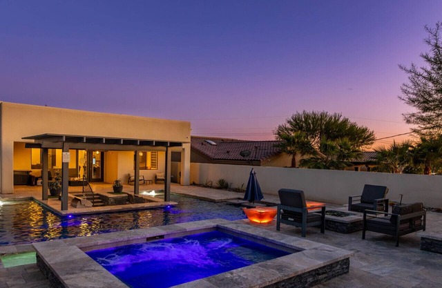 Resort Style Home | Swim Up Bar | Spa | Firepit