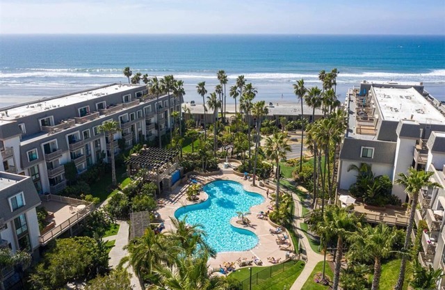 Resort Style * Pool+Hot Tub * Direct Beach Access