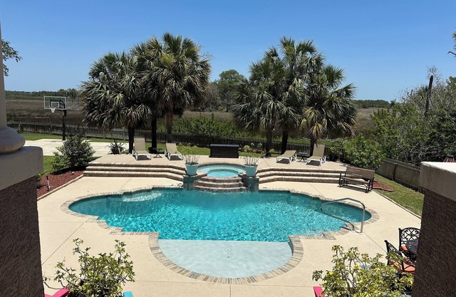 Resort Style Pool, Dock, Pickleball, Kayaks, + so much more!