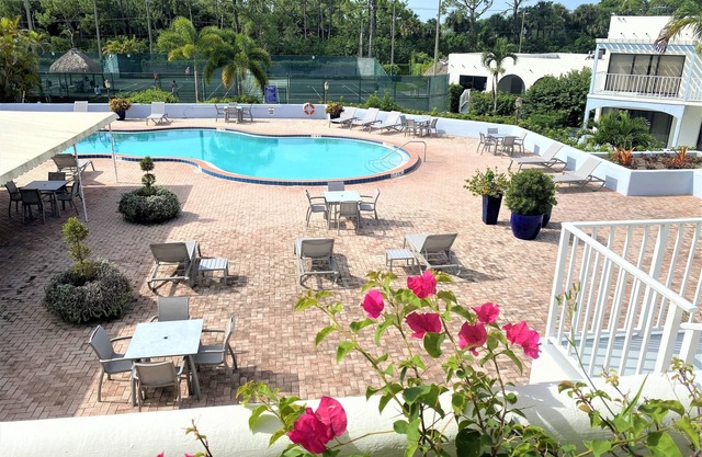 Resort style vacation, 2BR/2BA condo in the heart of Naples: 8min to the beach