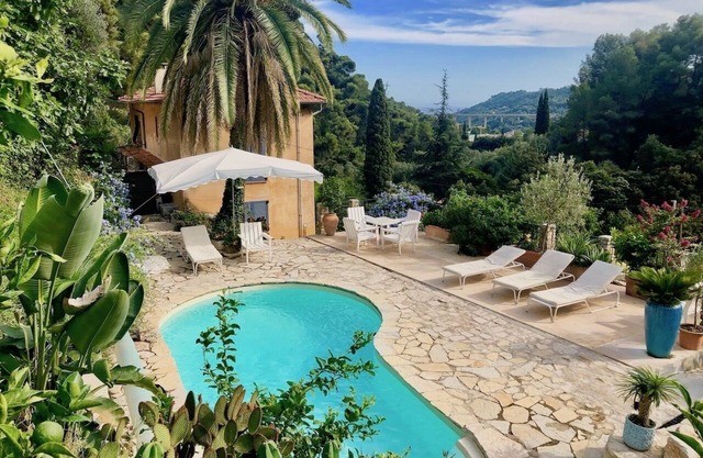 Rest and nature in Menton, sea and private pool. Pet-friendly.