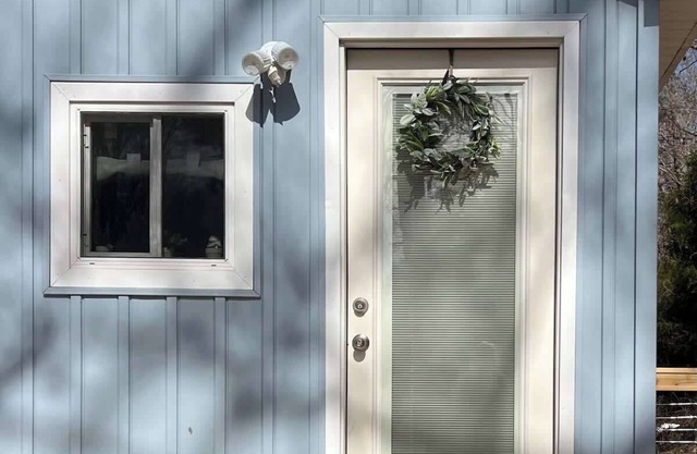 Rest & Go! Cozy Cedar Cottage off of I40 Exit 126