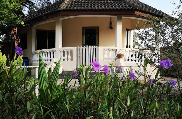 RestAwhile A charming Roundhouse with own garden near the beach