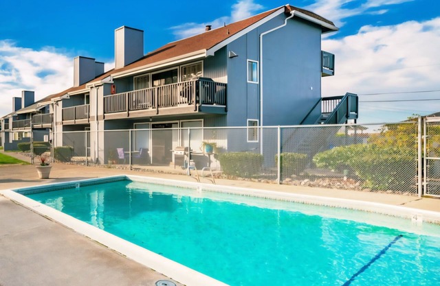 Restful Haven w King bed & Hot Tub - 208