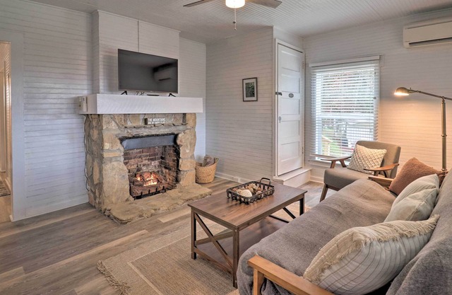 Restored Mountain Farmhouse - 2 Mi to Bryson City!