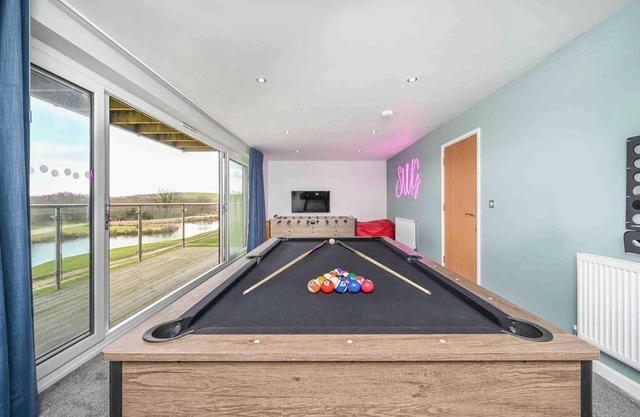 Retallack Resort - ‘Snug with Games Room & Hot Tub for 12