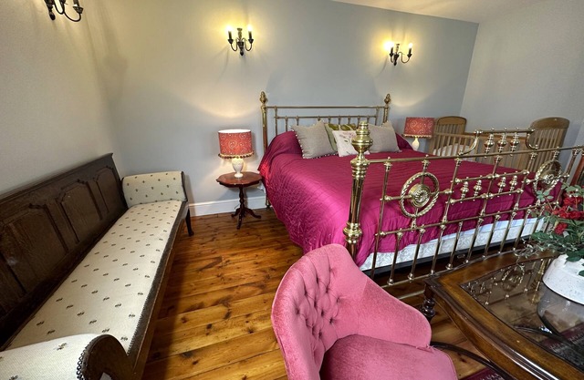 Retreat 4-bedroom Country Manor, HotTub,Ample Parking, Walking routes