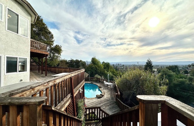 Retreat @ 7B4B villa with Pool, Hot Tub and Amazing View in SF Bay